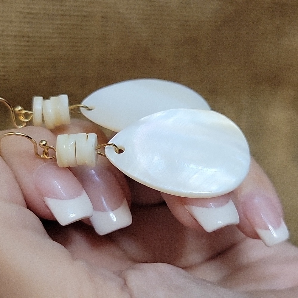 TROPICAL SHELL DROP EARRINGS - Picture 3 of 6